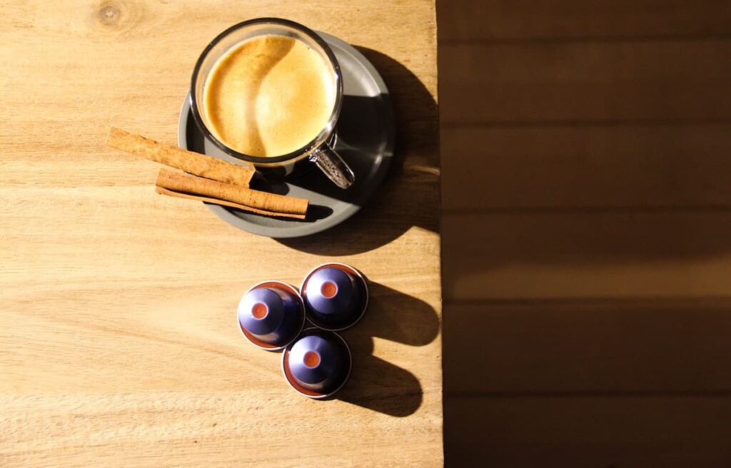 nespresso capsule sur table bois